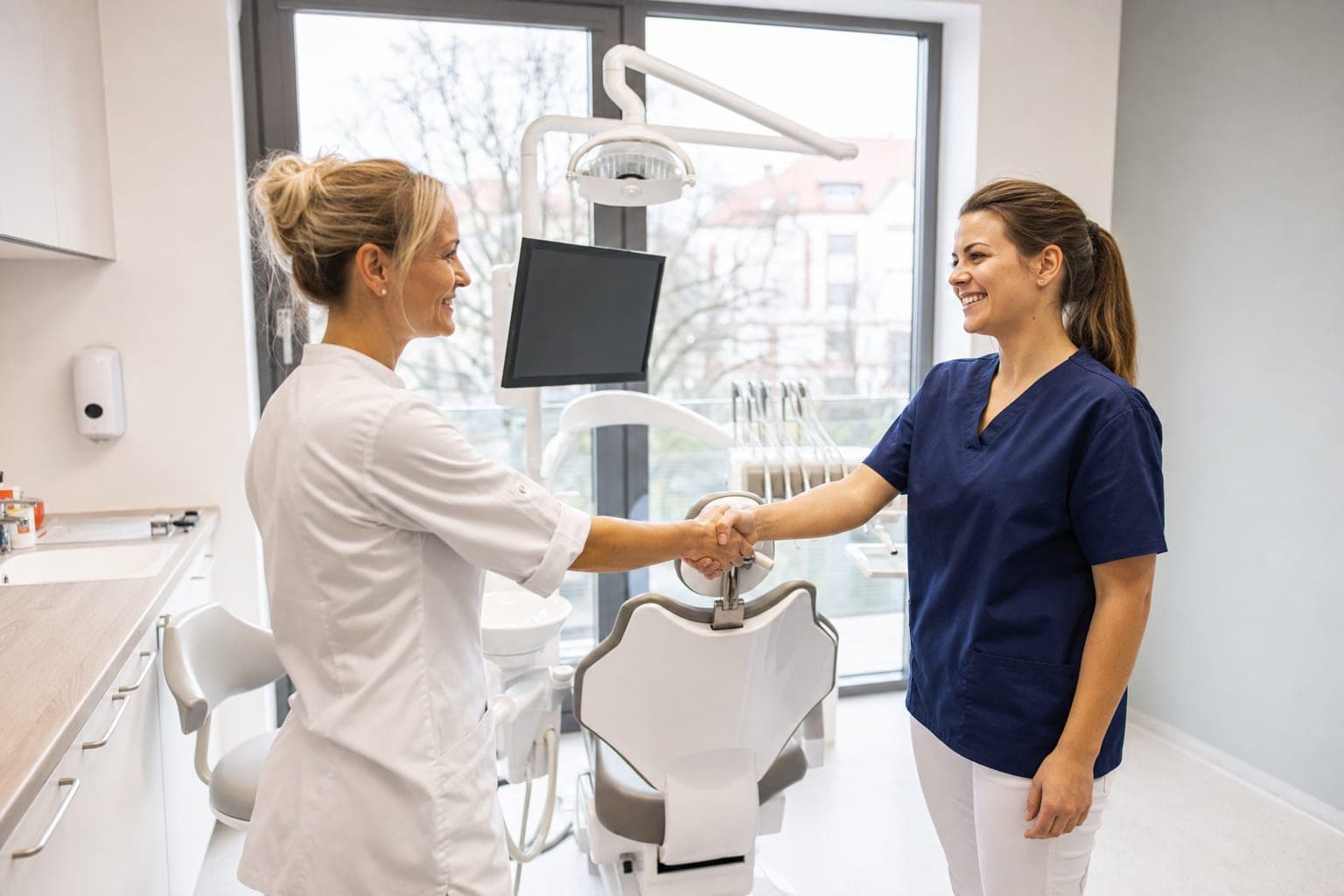Handschlag zwischen zwei Handwerkern in der Werkstatt